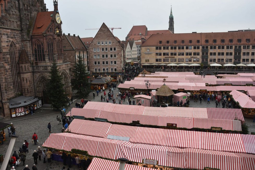 Pohled z&nbsp;okna zdejší radnice na historické náměstí Hauptmarkt, kde se vánoční trhy konají.