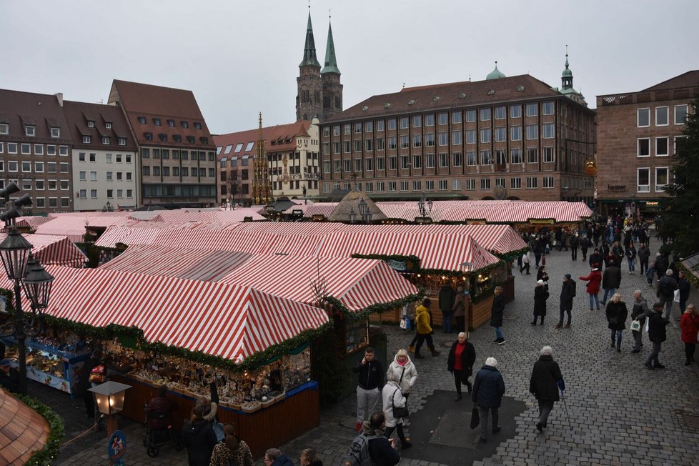 Norimberk:Vánoční trh na náměstí Hauptmarkt z&nbsp;balkónu jedné z&nbsp;kaváren.