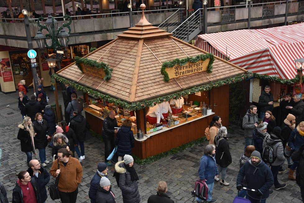 Norimberk:Vánoční trh na náměstí Hauptmarkt z&nbsp;balkónu jedné z&nbsp;kaváren.