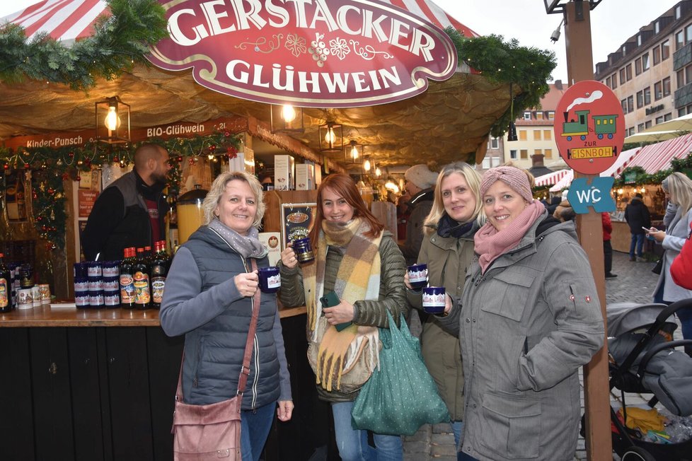 Norimberk: Na trzích se setkává místní i turisté a moc si to užívají. Stejně jako tyhle ženy, které sem vyrazily ochutnat svařené víno.