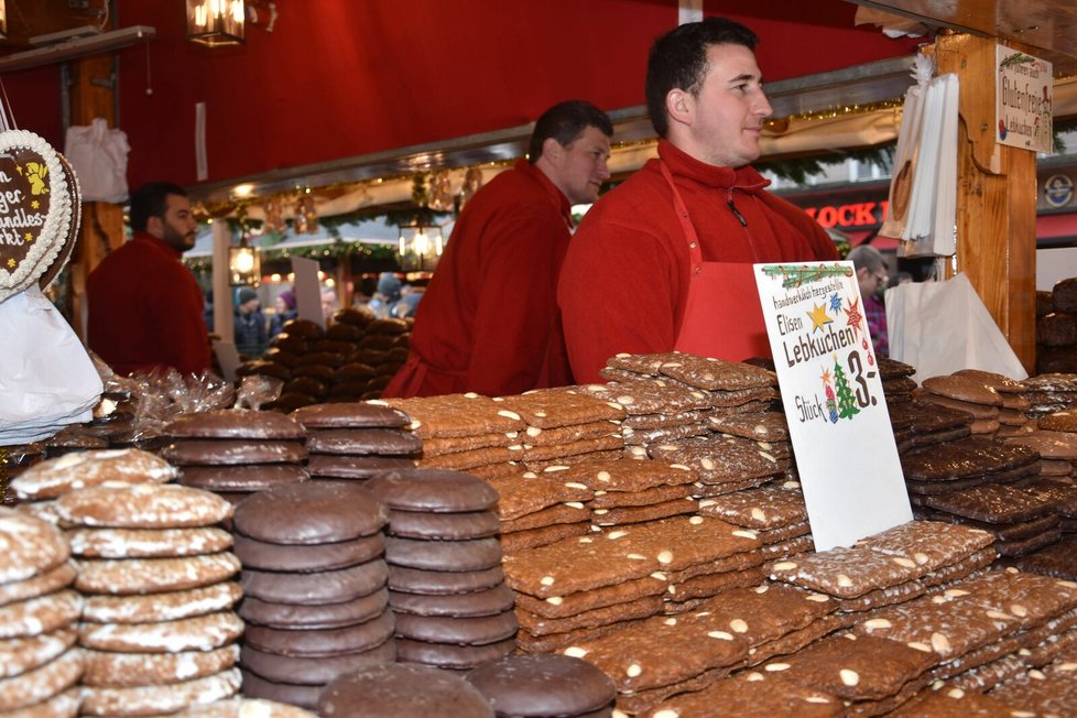 Norimberk: Stánek s&nbsp;tradičními místními sladkými specialitami. Těmi jsou perníčky a biskupský chlebíček.