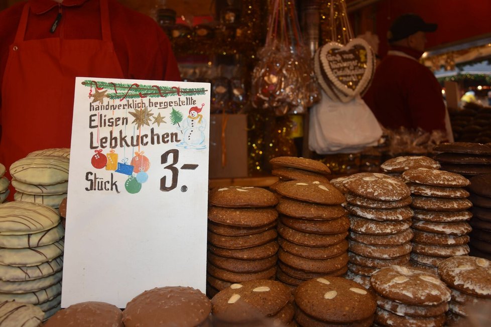 Norimberk: Stánek s&nbsp;tradičními místními sladkými specialitami. Těmi jsou perníčky a biskupský chlebíček.