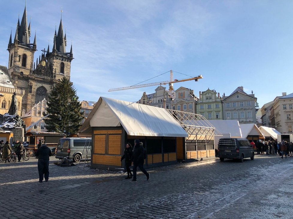 Trhy na Staroměstském náměstí už se staví (29. prosince 2023)