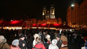 Zaplněným Staroměstským náměstím vypukly v Praze adventní trhy