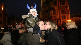 Vánoce jsou hlavně o lásce. Nad políbením manželů Zuzky a Vladimíra Dušánkových blikal svými čertovskými růžky syn Vojta.