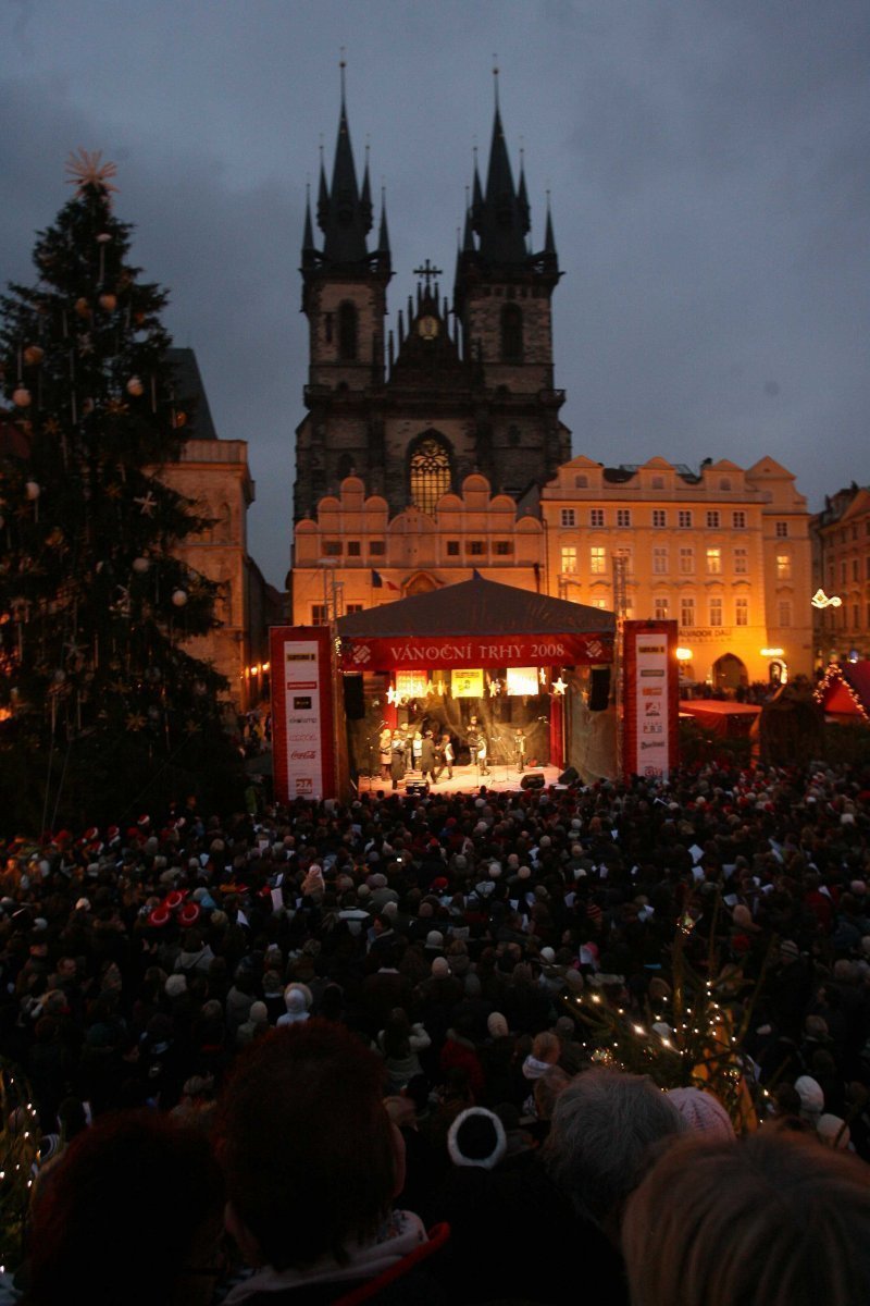 Zahájení vánočních trhů a rozsvícení vánočního stromu přilákalo na Staromák tisíce lidí