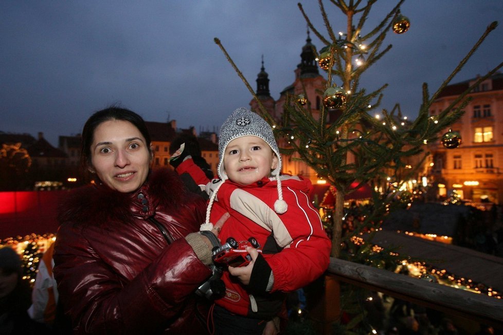 mezi prvními návštěvníky pražských vánočních trhů byli také Sylvie a její syn Arfen (3)