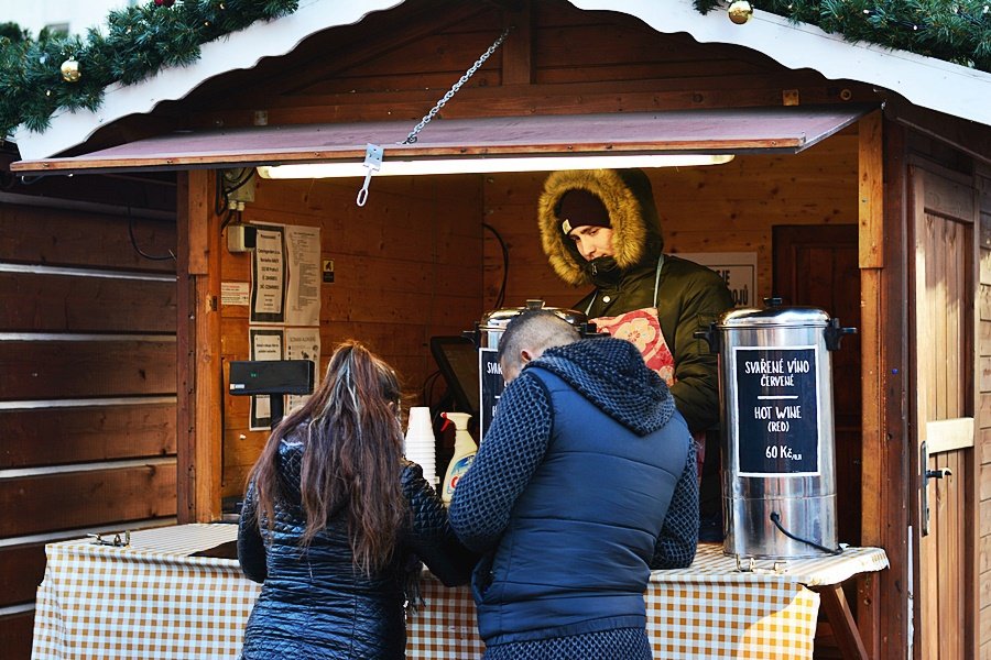 Na Václaváku objevíte spoustu svařáku, medoviny a teplých jídel.