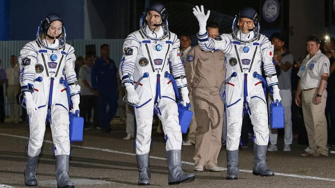 tři astronauti: Američanka Kathleen Rubinsová, Rus Anatolij Ivanišin a Japonec Oniši Takuja