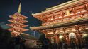 Nejstarší buddhistický chrám v Tokiu. Ročně ho navštíví přes 30 miliónů lidí. Pokud nemáte rádi davy jako já, doporučuji se mu přes den vyhnout obloukem a obhlédnout ho radši v noci.