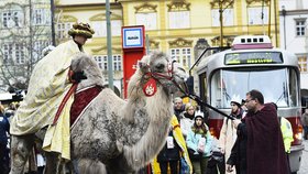 Tříkrálový průvod vzbudil rozruch. Pražané a turisti si s nadšením fotili velbloudy.