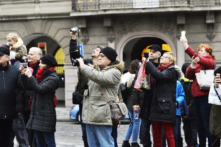 Tříkrálový průvod vzbudil rozruch. Pražané a turisti si s nadšením fotili velbloudy.