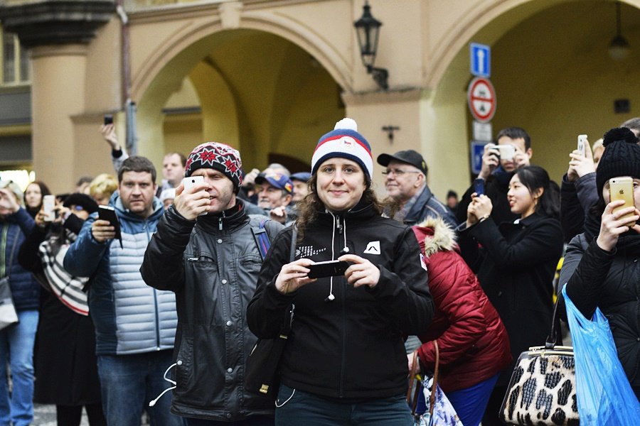 Tříkrálový průvod vzbudil rozruch. Pražané a turisti si s nadšením fotili velbloudy.