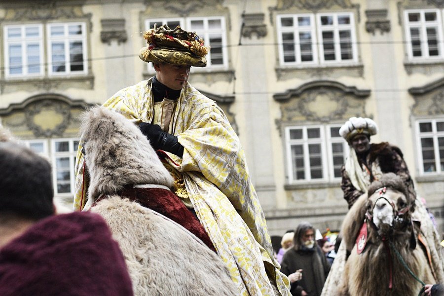 Tříkrálový průvod vzbudil rozruch. Pražané a turisti si s nadšením fotili velbloudy.