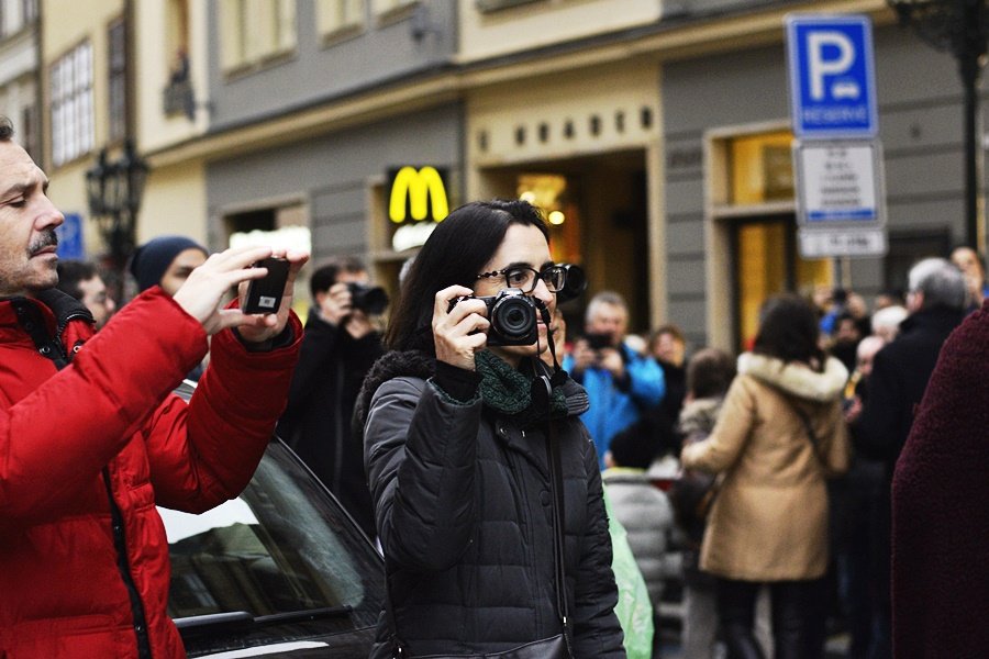 Tříkrálový průvod vzbudil rozruch. Pražané a turisti si s nadšením fotili velbloudy.