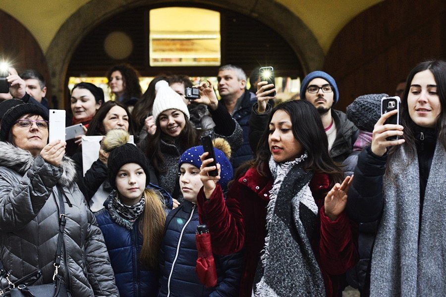 Tříkrálový průvod vzbudil rozruch. Pražané a turisti si s nadšením fotili velbloudy.