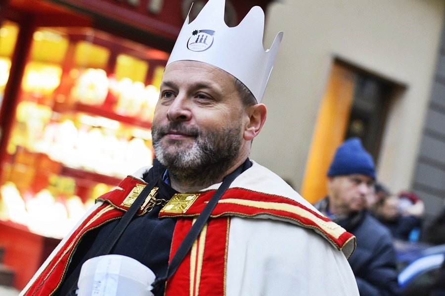 Tříkrálový průvod vzbudil rozruch. Pražané a turisti si s nadšením fotili velbloudy.