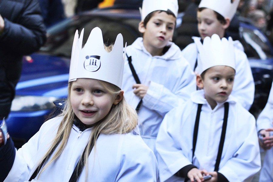 Tříkrálový průvod vzbudil rozruch. Pražané a turisti si s nadšením fotili velbloudy.