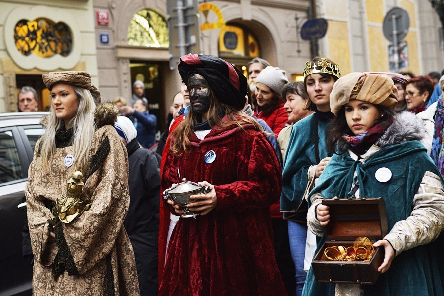 Tříkrálový průvod vzbudil rozruch. Pražané a turisti si s nadšením fotili velbloudy.