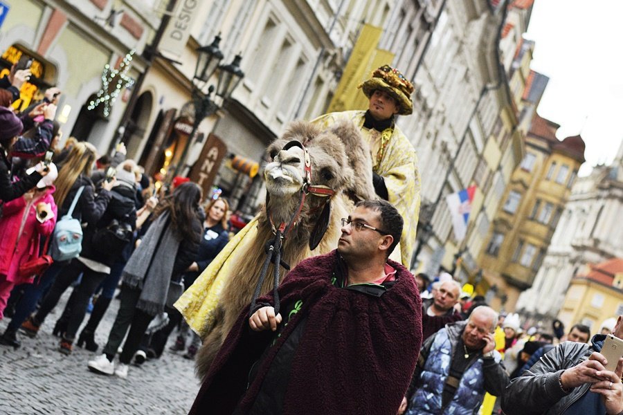 Tříkrálový průvod vzbudil rozruch. Pražané a turisti si s nadšením fotili velbloudy.