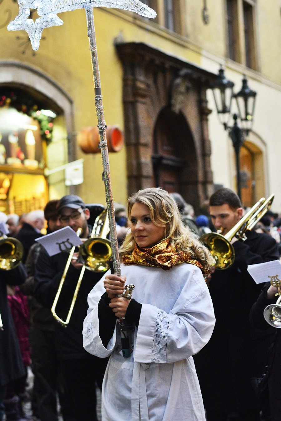 Tříkrálový průvod vzbudil rozruch. Pražané a turisti si s nadšením fotili velbloudy.