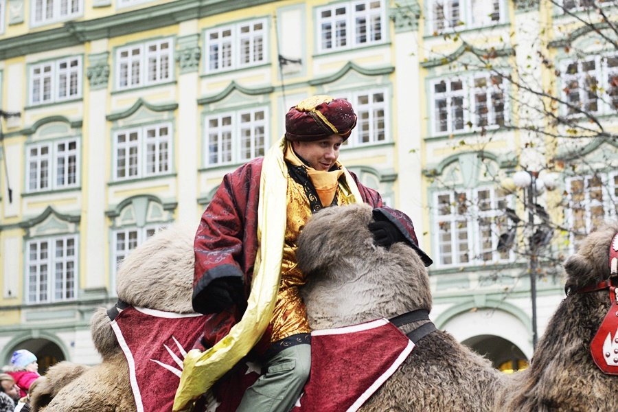 Tříkrálový průvod vzbudil rozruch. Pražané a turisti si s nadšením fotili velbloudy.