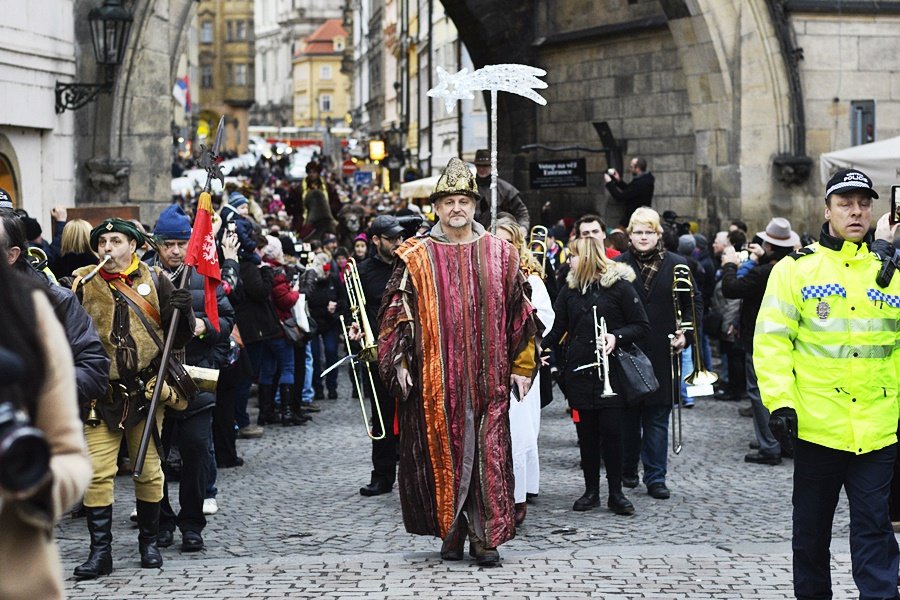 Jeden z dřívějších tříkrálových průvodů v Praze.