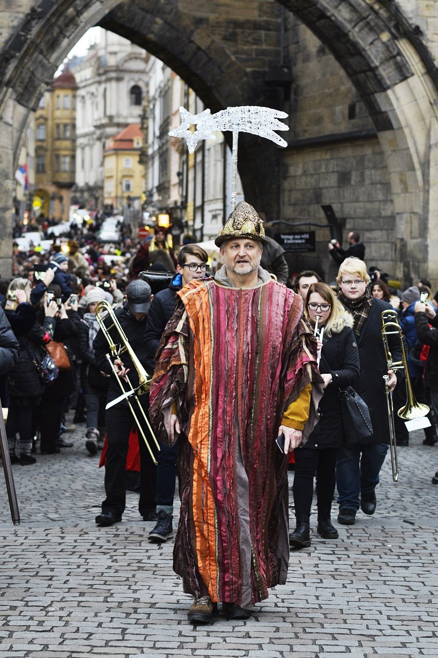 Tříkrálový průvod vzbudil rozruch. Pražané a turisti si s nadšením fotili velbloudy.