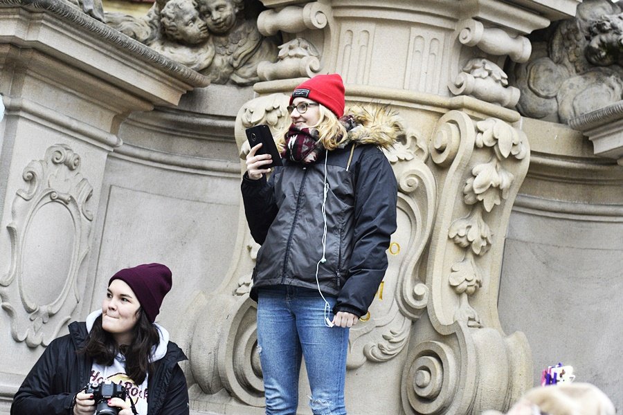 Tříkrálový průvod vzbudil rozruch. Pražané a turisti si s nadšením fotili velbloudy.