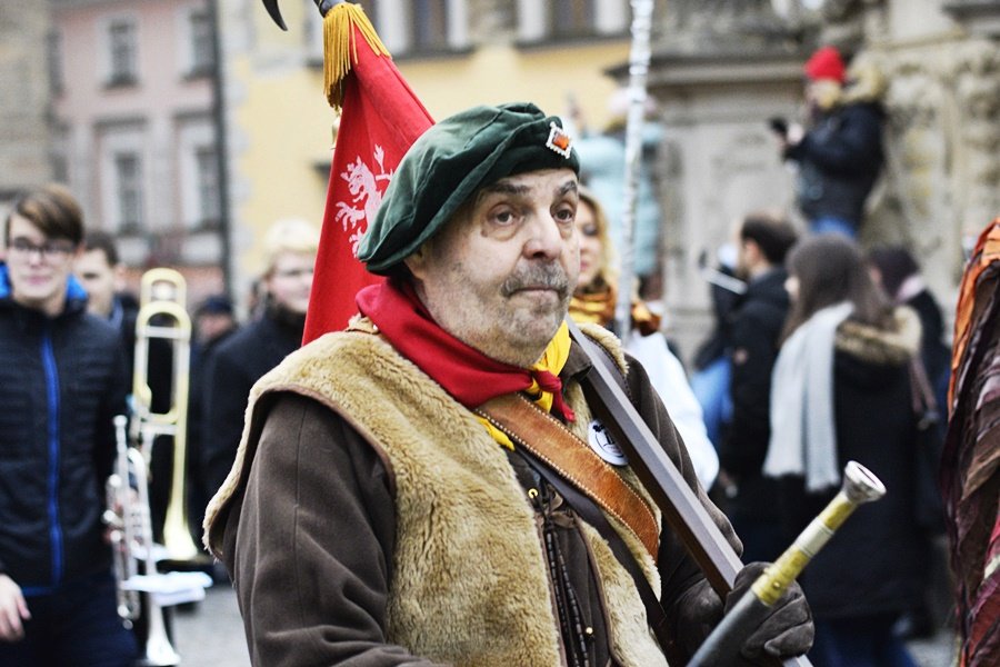 Tříkrálový průvod vzbudil rozruch. Pražané a turisti si s nadšením fotili velbloudy.