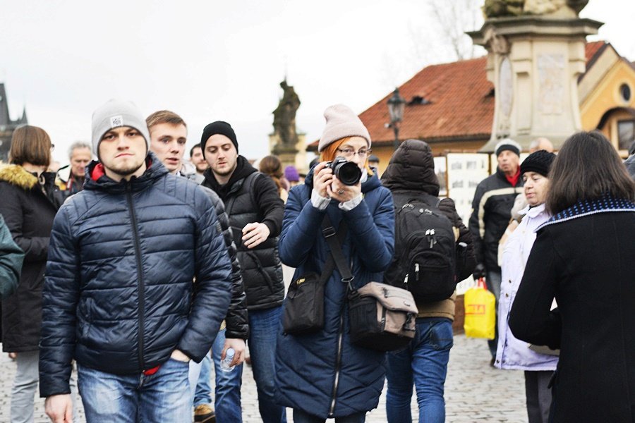 Tříkrálový průvod vzbudil rozruch. Pražané a turisti si s nadšením fotili velbloudy.