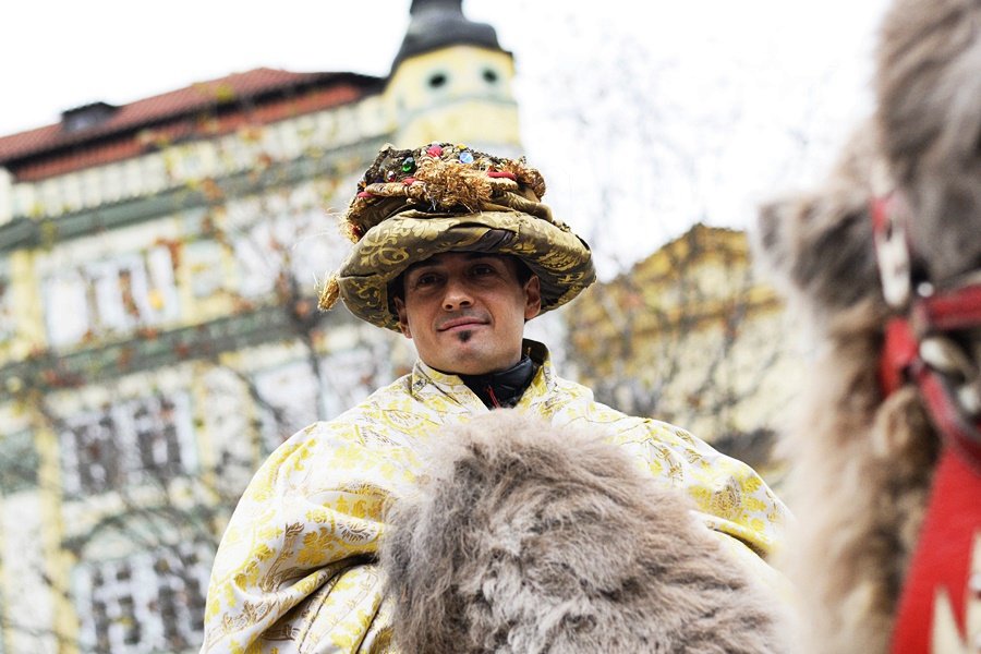 Tříkrálový průvod vzbudil rozruch. Pražané a turisti si s nadšením fotili velbloudy.