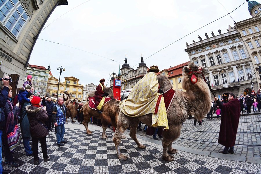 Tříkrálový průvod vzbudil rozruch. Pražané a turisti si s nadšením fotili velbloudy.