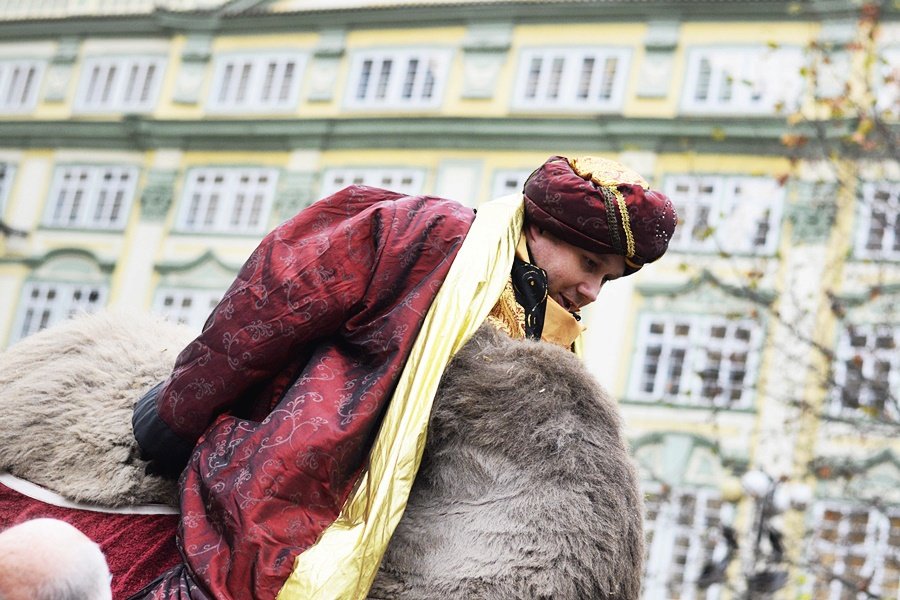 Tříkrálový průvod vzbudil rozruch. Pražané a turisti si s nadšením fotili velbloudy.