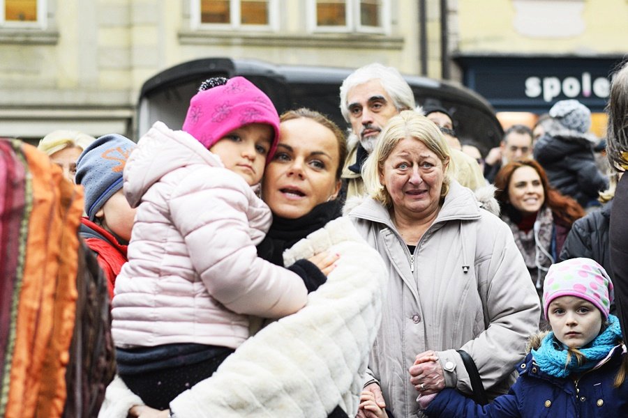 Tříkrálový průvod vzbudil rozruch. Pražané a turisti si s nadšením fotili velbloudy.