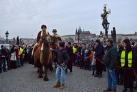 Velbloudi na Karlově mostě: Prahou prošel tradiční tříkrálový průvod