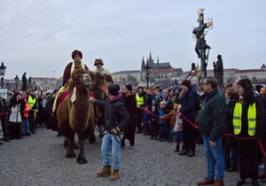 Tříkrálový průvod prošel i letos přes Karlův most, 5. 1. 2024.