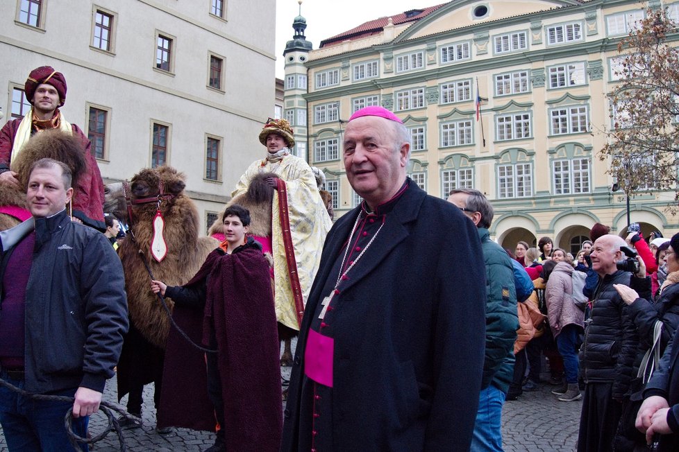 Pražský arcibiskup Jan Graubner požehnal koledníkům tříkrálové sbírky, 5. 1. 2024.