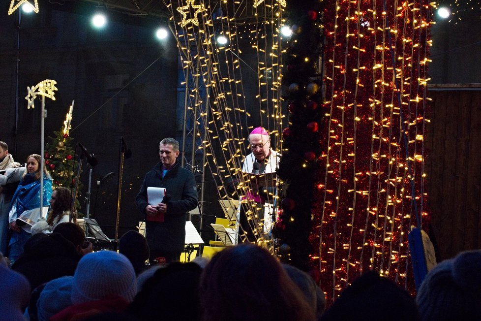 Pražský arcibiskup Jan Graubner požehnal koledníkům i z pódia na Staroměstském náměstí, 5. 1. 2024.
