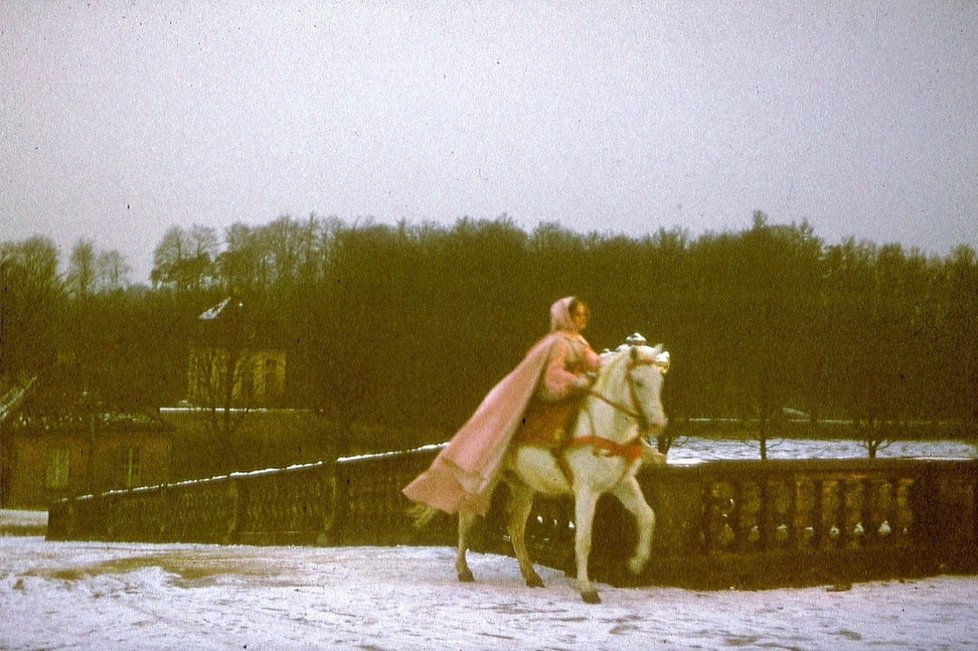 Únor 1973: Unikátní foto pana Webera – Libuška jako Libuška jako Popelka právě přijíždí na zámecký bál.