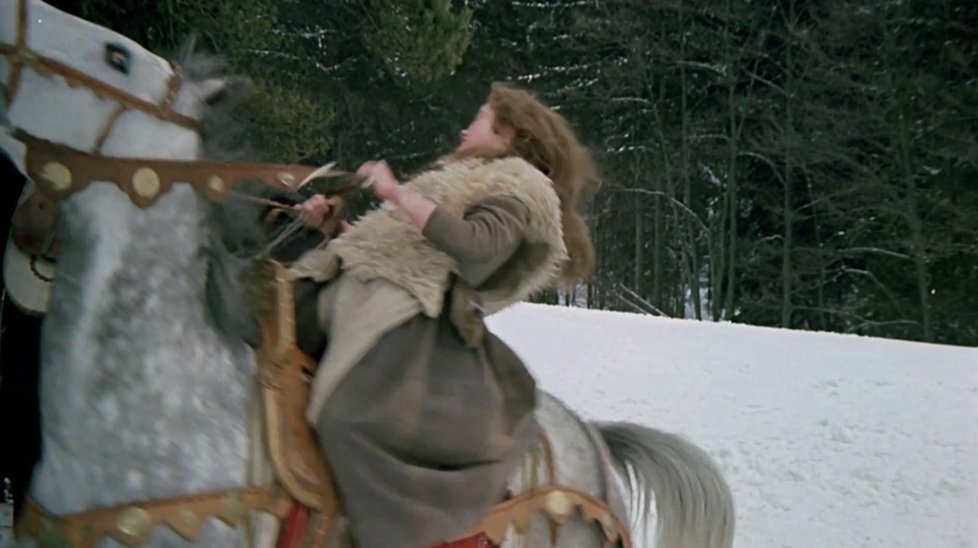 Když Popelka utíká před princem a nasedne na jeho koně, drží v ruce bičík, který před nasednutím neměla.