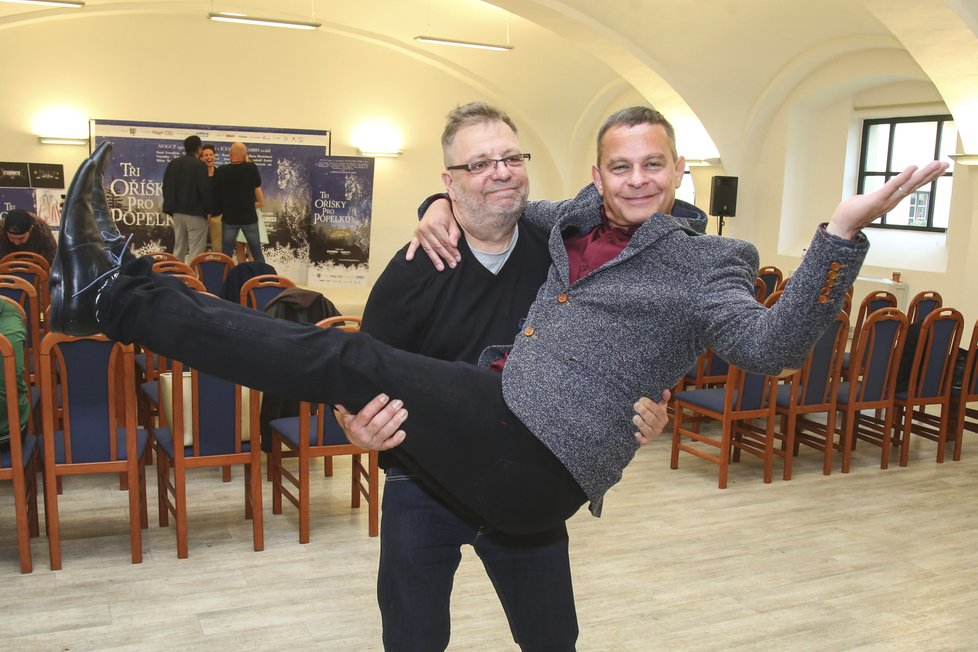 Show Tři oříšky pro Popelku: Milan Šteindler vzal do náručí Filipa Renče