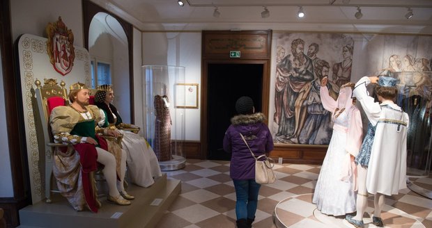 Výstava Popelčiných kostýmů a rekvizit v Moritzburgu