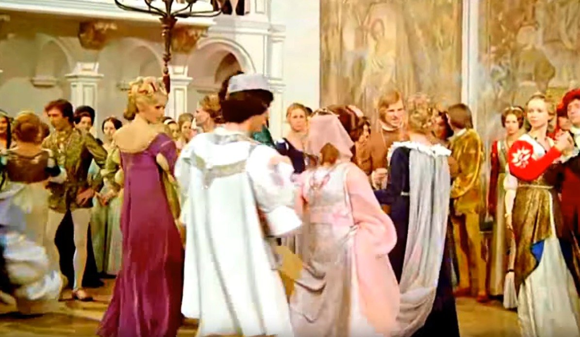 Ikonické šaty, ve kterých se Popelka objevila na plese.