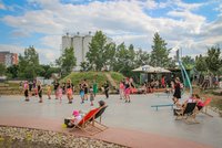 Slunce, seno, skateborad nebo kolo: V Hloubětíně vyrostl na novém sídlišti „vytuněný“ volnočasový park Triangl