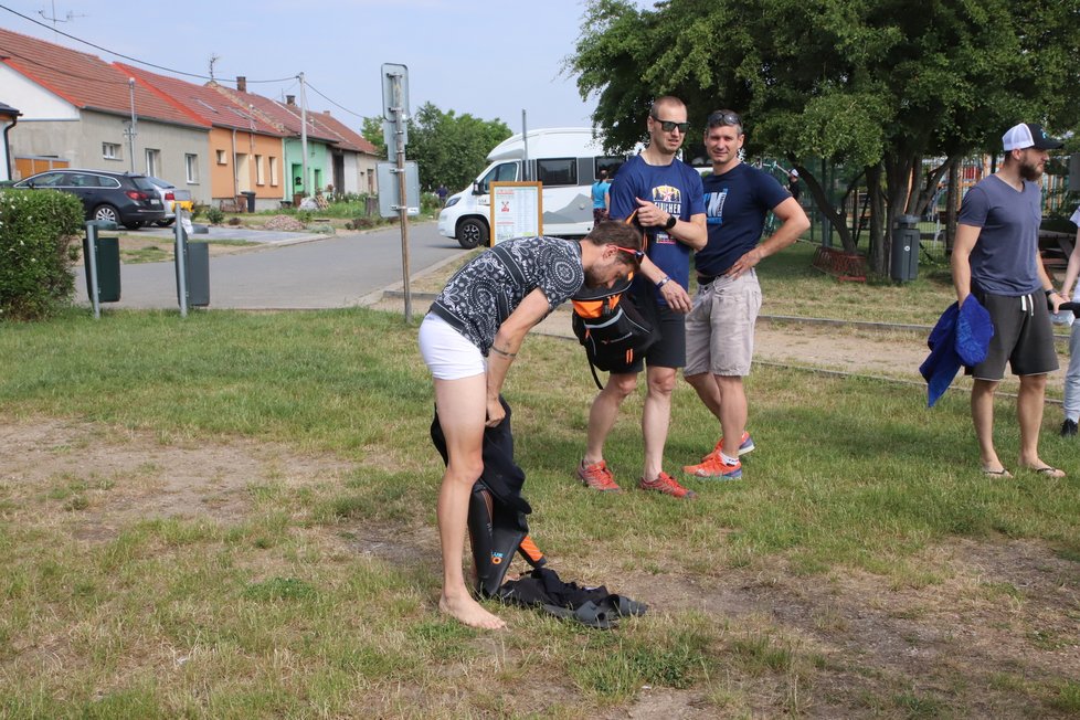 Jakub Žák (27) se obléká do neoprénu před závěrečným plaváním na 1,9 km v Rakvicích.