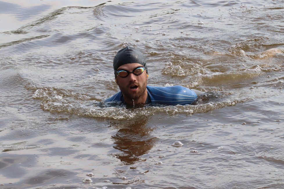 Jakub Žák (27) při zdolávání 1,9 km plavecké trati v Rakvicích.