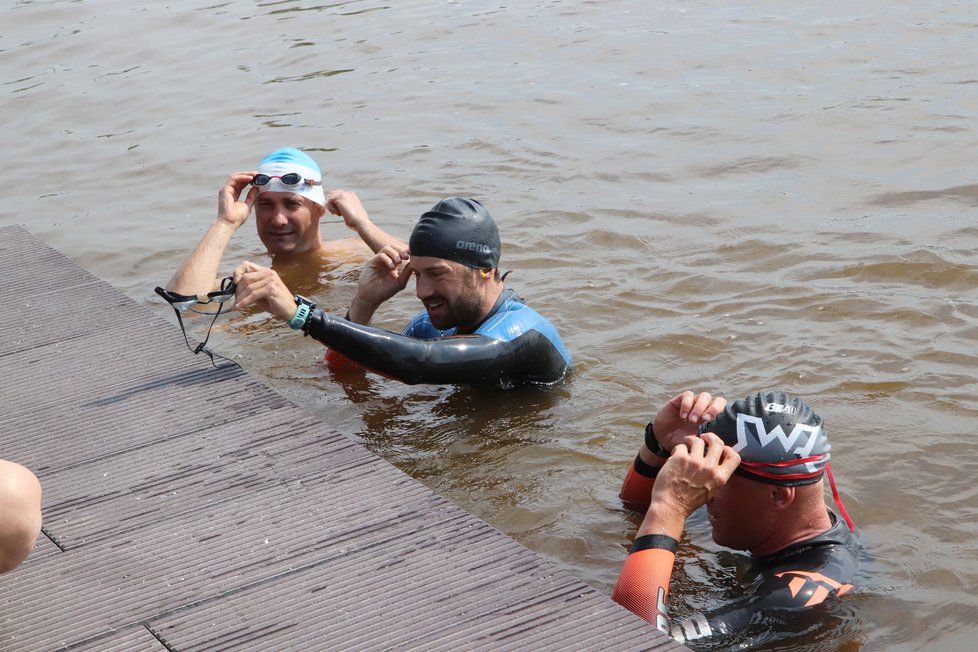 Jakuba Žáka (27) v neoprénu podpořilo při plavání na 1,9 km v Rakvicích několik plavců.