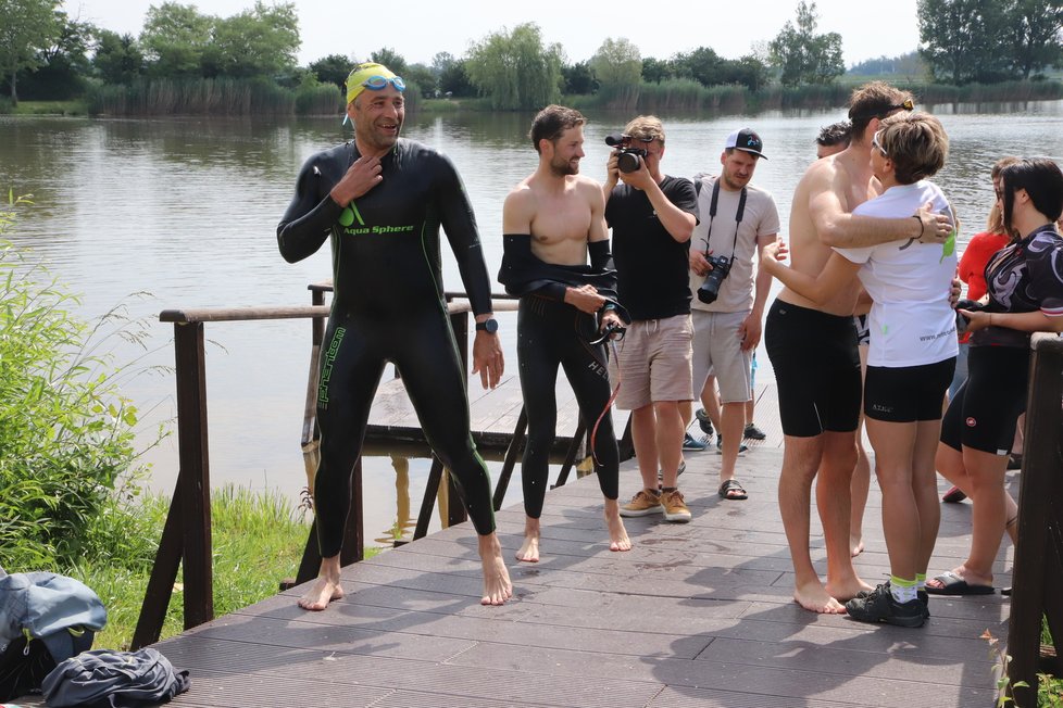 Jakub Žák (27, druhý zleva) se svléká z neoprénupo závěrečném plaváním na 1,9 km v Rakvicích.