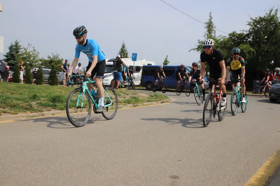 Jakub Žák (27, vlevo) se vydává na 90 kilometrů dlouhou jízdu na kole.